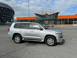 2016 Toyota Land Cruiser 200 Series Рестайлинг 2, серебристый, 6000000 рублей, вид 3