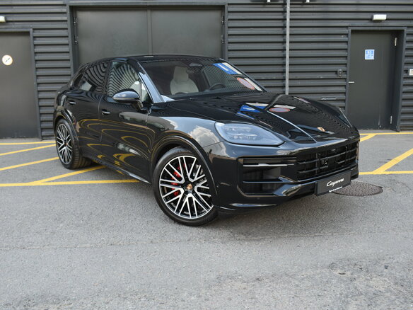 2026 Porsche Cayenne GTS Coupé III Рестайлинг, чёрный, 25900000 рублей - вид 2