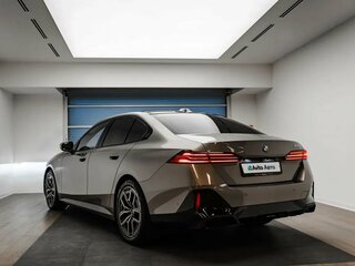 2025 BMW 5 серии 520i VIII (G60/G61/G68), бежевый, 6840000 рублей, вид 4