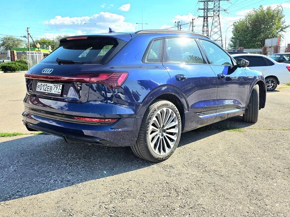 2021 Audi e-tron 55 I, синий, 7800000 рублей - вид 5