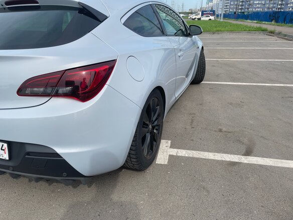 2012 Opel Astra GTC J Рестайлинг, белый, 750000 рублей - вид 3