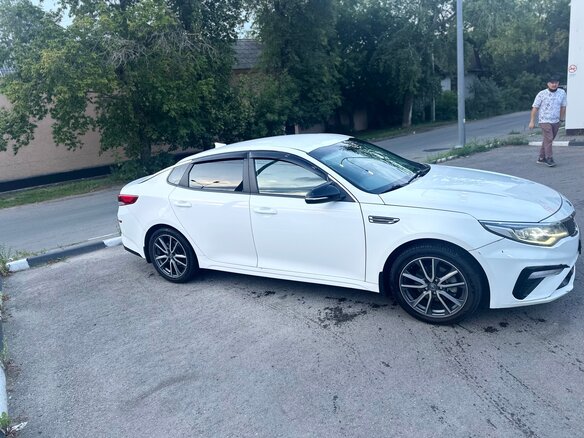 2019 Kia Optima IV Рестайлинг, белый, 1320000 рублей - вид 2