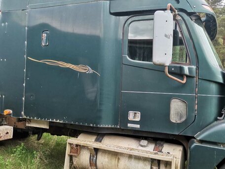 2002 Freightliner FLC, зелёный, 800000 рублей, вид 2