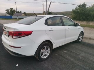 2015 Kia Rio III Рестайлинг, белый, 1050000 рублей, вид 4