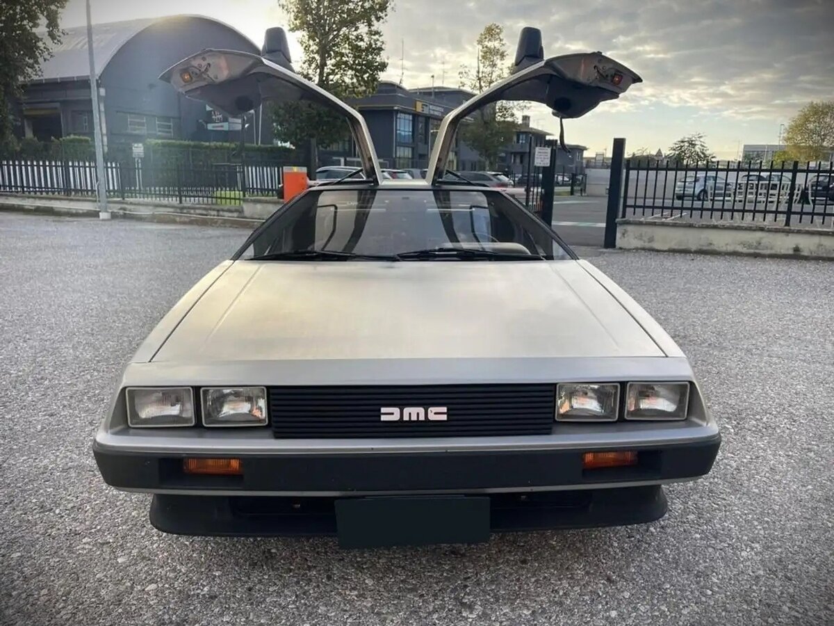 DeLorean DMC-12.