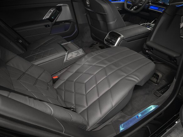 2025 BMW 7 серии 740i xDrive VII (G70), чёрный - вид 19