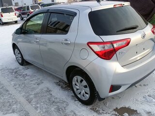 2018 Toyota Vitz III (XP130) Рестайлинг 2, серебристый, 1070000 рублей, вид 3