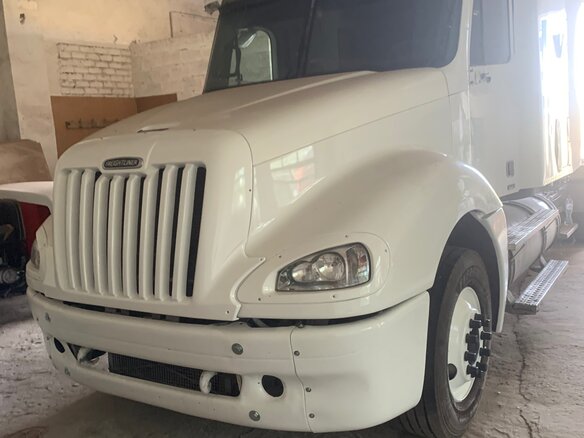 2003 Freightliner Columbia, белый - вид 1