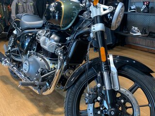 2025 Royal Enfield Super Meteor, зелёный, 710520 рублей, вид 2