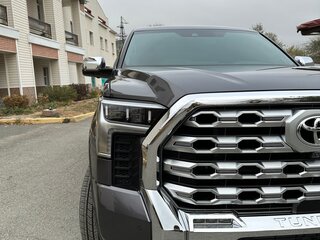 2023 Toyota Tundra CrewMax III, серый, 10188576 рублей, вид 3
