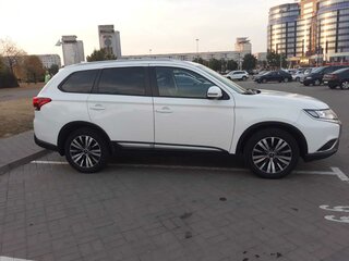 2020 Mitsubishi Outlander III Рестайлинг 3, белый, 2750000 рублей, вид 1