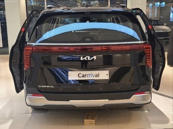 2025 Kia Carnival IV Рестайлинг, чёрный, 6792384 рублей - вид 1