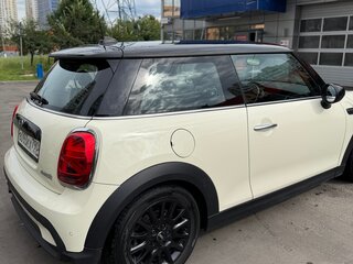 2021 Mini Hatch Cooper III (F55/F56) Рестайлинг, белый, 2200000 рублей, вид 3