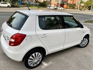2013 Skoda Fabia II Рестайлинг, белый, 650000 рублей, вид 3