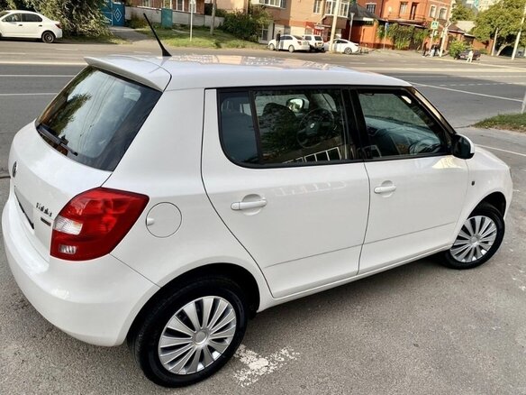 2013 Skoda Fabia II Рестайлинг, белый, 650000 рублей - вид 2