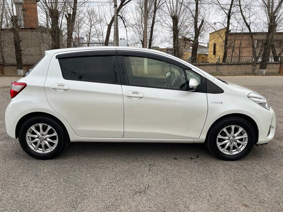 2017 Toyota Vitz III (XP130) Рестайлинг, белый, 1000000 рублей - вид 2