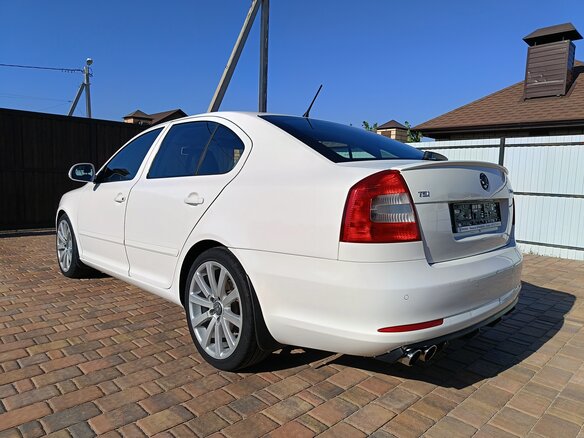 2011 Skoda Octavia II (A5) Рестайлинг, белый, 1150000 рублей - вид 3