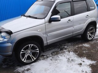 2015 Chevrolet Niva I Рестайлинг, серебристый, 750000 рублей, вид 3