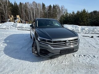 2018 Volkswagen Touareg III, серый, 4300000 рублей, вид 2