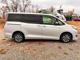 2018 Toyota Esquire I Рестайлинг, серебристый, 2835000 рублей, вид 3