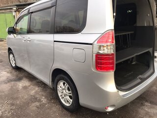 2009 Toyota Noah II (R70), серебристый, 1400000 рублей, вид 4