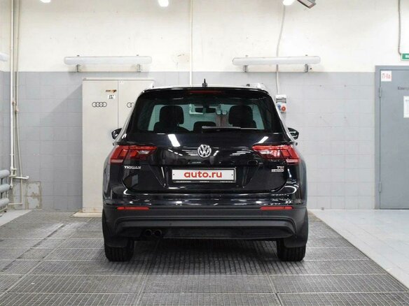 2017 Volkswagen Tiguan II, чёрный, 2040000 рублей - вид 4