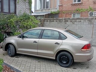 2015 Volkswagen Polo V Рестайлинг, бежевый, 840000 рублей, вид 3