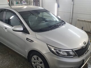 2016 Kia Rio III Рестайлинг, серебристый, 1400000 рублей, вид 2
