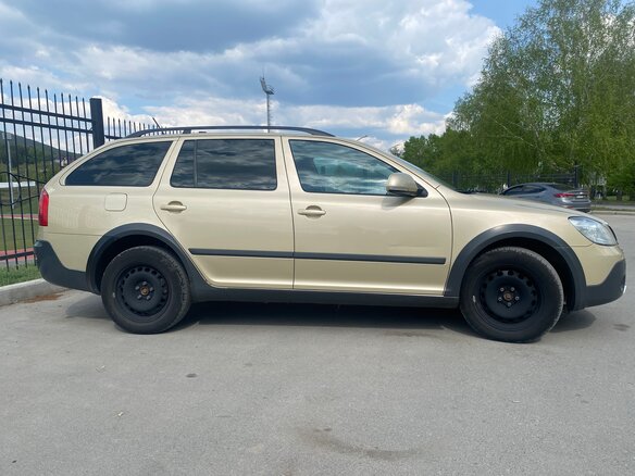 2011 Skoda Octavia Scout II (A5) Рестайлинг, бежевый, 1200000 рублей - вид 3