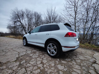 2017 Volkswagen Touareg II Рестайлинг, белый, 3800000 рублей, вид 4