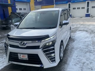 2019 Toyota Voxy III (R80) Рестайлинг, белый, 2950000 рублей, вид 1