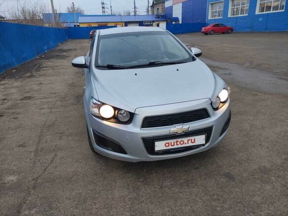 2014 Chevrolet Aveo II, серебристый, 820000 рублей - вид 2