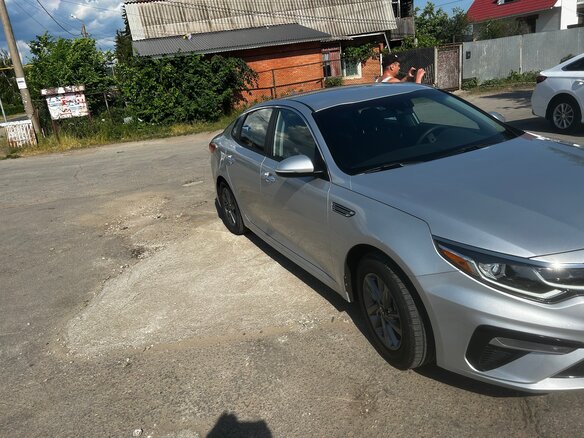 2019 Kia Optima IV Рестайлинг, серебристый, 1650000 рублей - вид 1