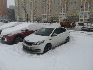 2015 Kia Rio III Рестайлинг, белый, 800000 рублей, вид 1