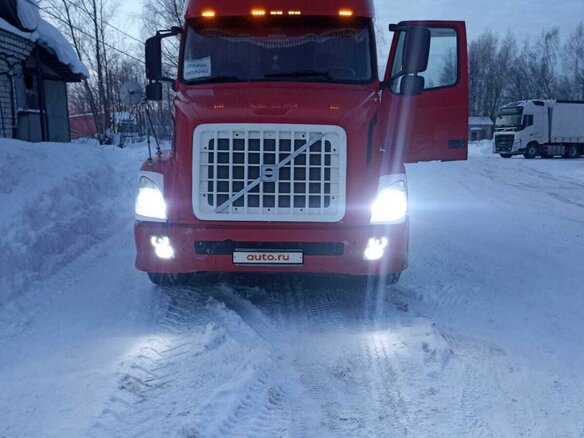 2003 Volvo VNL, красный, 1300000 рублей