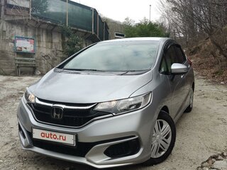 2018 Honda Fit III Рестайлинг, серебристый, 1450000 рублей, вид 1