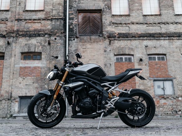 2021 Triumph Speed Triple, серый, 1200000 рублей - вид 5