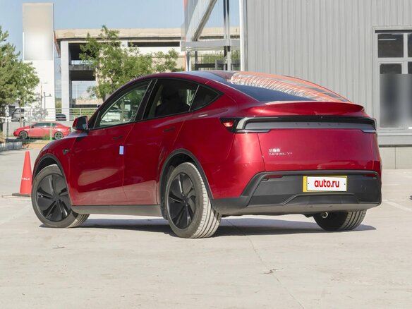 2025 Tesla Model Y Long Range I Рестайлинг, красный, 7639800 рублей - вид 4