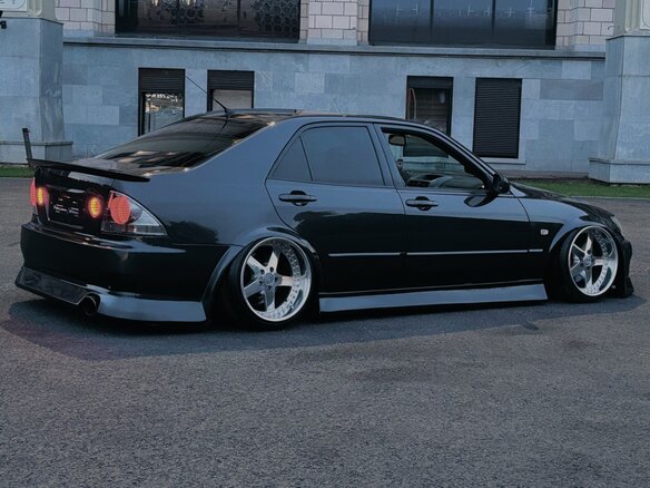 2001 Lexus IS 200 I, серый, 1690000 рублей - вид 4