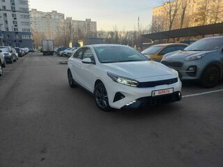 2021 Kia Cerato IV Рестайлинг, белый, 2000000 рублей, вид 3