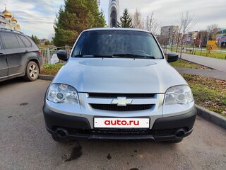 2017 Chevrolet Niva I Рестайлинг, серебристый, 580000 рублей, вид 1