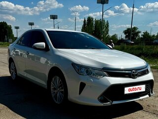 2015 Toyota Camry VII (XV50) Рестайлинг, белый, 1900000 рублей, вид 3