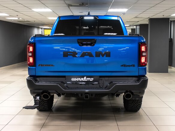 2026 Ram 1500 Crew Cab V Рестайлинг, синий - вид 4