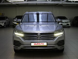 2020 Volkswagen Touareg III, серебристый, 4099000 рублей, вид 2