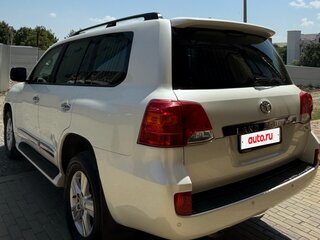 2015 Toyota Land Cruiser 200 Series Рестайлинг 1, белый, 8300000 рублей, вид 4