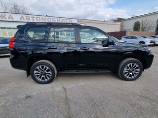 2022 Toyota Land Cruiser Prado 150 Series Рестайлинг 3, чёрный, 6700000 рублей, вид 2