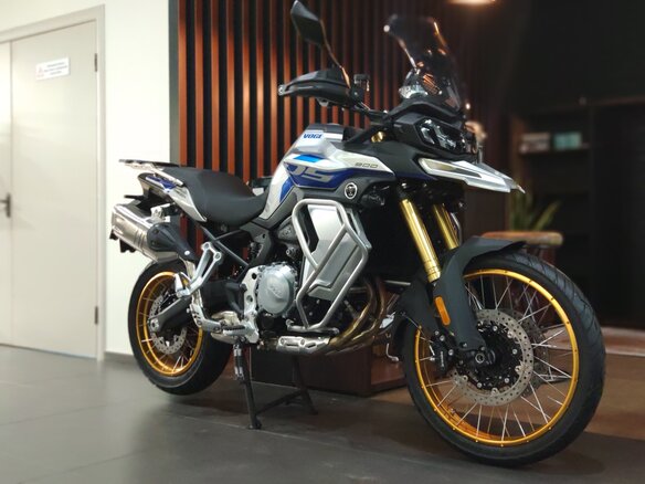 2026 Voge 900DSX, серебристый, 1033000 рублей