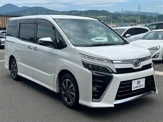 2021 Toyota Voxy III (R80) Рестайлинг, белый, 2100000 рублей, вид 1