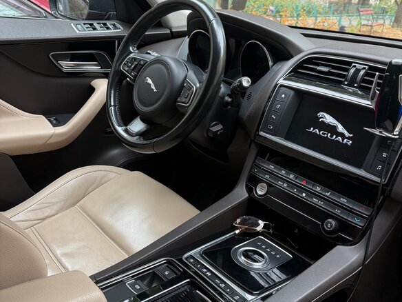 2017 Jaguar F-Pace I, красный, 2349000 рублей - вид 5