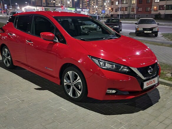 2018 Nissan Leaf II (ZE1), красный, 1100000 рублей